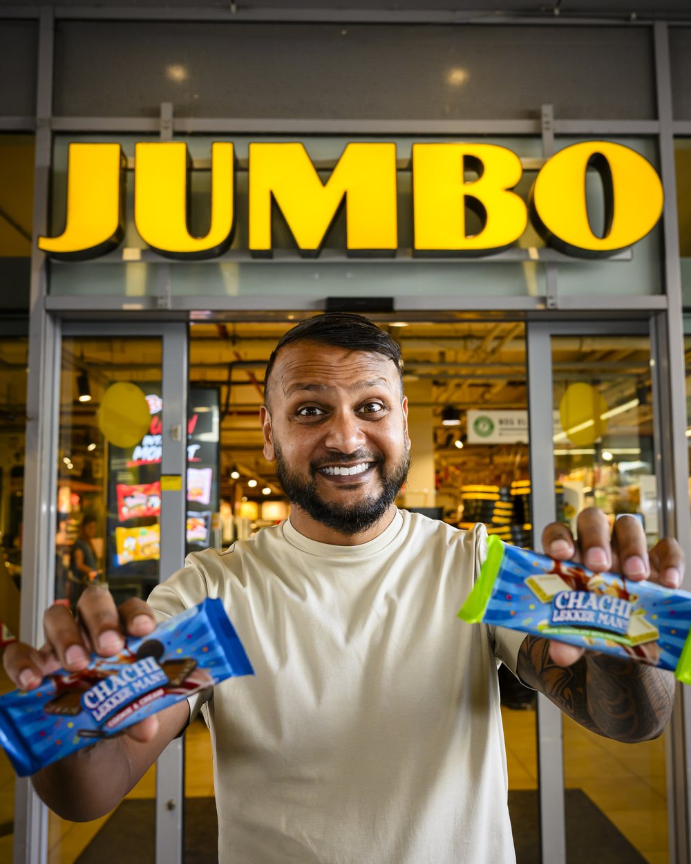Cha Chi Versaci met de repen bij Jumbo